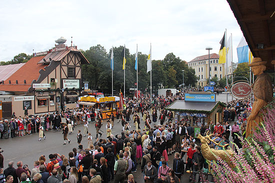 Blick auf den Trachten und Schtzenzug vom Obergeschoß der Wildstuben (©Foto: Martin Schmitz)